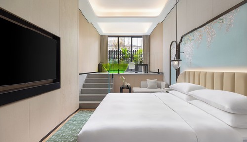 Signature Studio Suite, 1 Queen Bed, Private Bathroom, Garden View