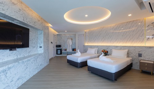 Deluxe Twin With Balcony+Premier King