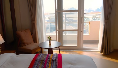 Junior Single Room, 1 King Bed, Balcony, Executive Level