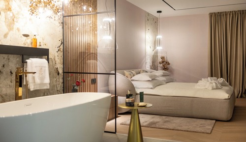 Deluxe Double Room with Bathtub, City View