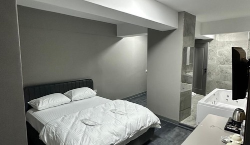 Deluxe Double Room, Bathtub