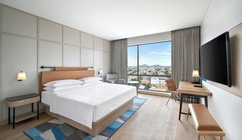 Executive Suite, 1 King Bed, Non Smoking, City View