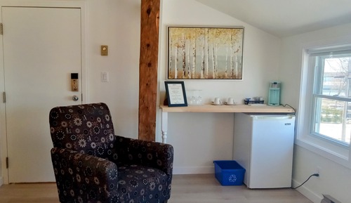 Standard Room, 1 Queen Bed, Private Bathroom, Lake View