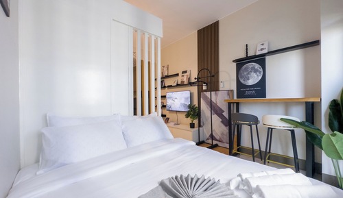 Senior Condo, 1 Queen Bed with Sofa bed, Refrigerator & Microwave