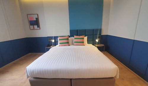 Deluxe Corner Canal View