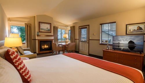 Classic Studio, 1 King Bed with Sofa bed (1st Floor, Pet Friendly with fee)