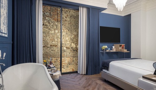 Deluxe Double Room, Bathtub