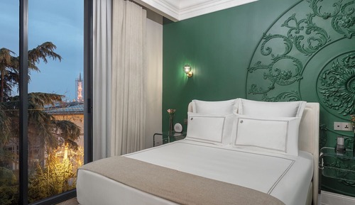 Suite, Partial Sea View