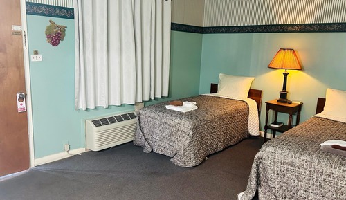 Room, Non Smoking (1 Queen and 1 Twin Bed)