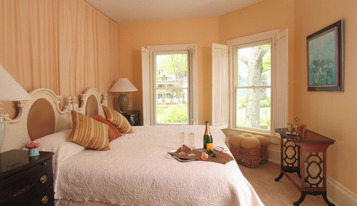 206 Charles Dickens Apartment