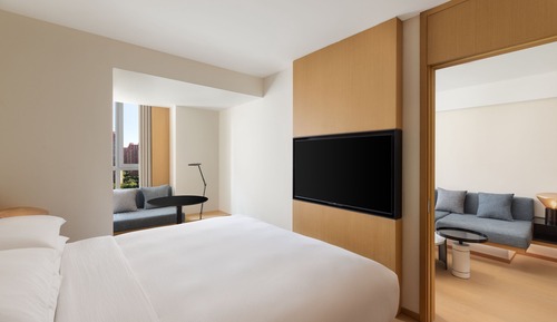 Executive Suite, 1 Queen Bed, Smoking, City View