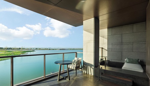Lakeview pool deluxe room - King