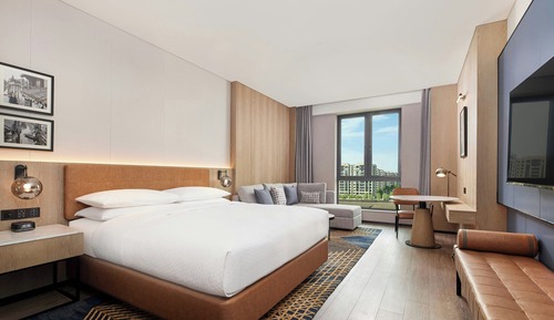 Premier Room, 1 King Bed, Non Smoking, Lake View