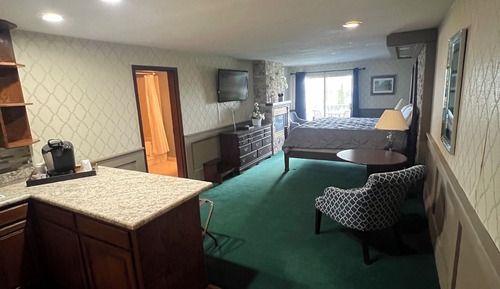 Deluxe Room, 1 King Bed, Lake View