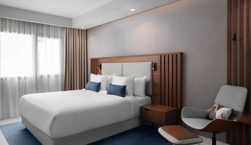 Premium Room, 1 King Bed, Non Smoking, Pool Access