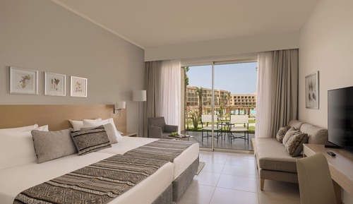 Superior Room, Garden View (Queen Bed)