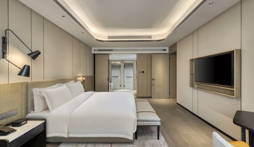 Standard Room, 1 King Bed, Accessible, Club Lounge Access