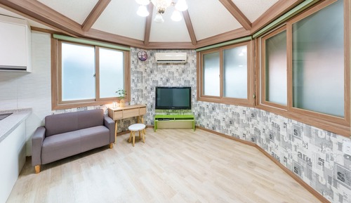 Basic Room, 1 Bedroom (green)