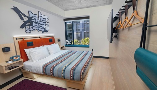 Basic Room, 1 King Bed (Hearing Accessible)