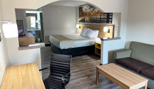 Suite, 1 King Bed, Accessible, Smoking (Mobility)