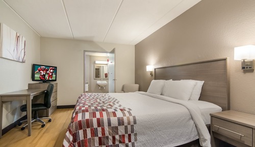 Business Room, 1 King Bed, Accessible (Roll-In Shower, Smoke Free)