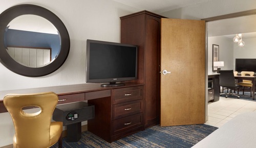 Suite, 1 King Bed, Accessible, Bathtub (Mobility/Hearing)