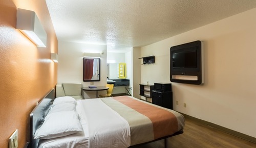 Deluxe Room, 1 King Bed, Non Smoking, Refrigerator & Microwave