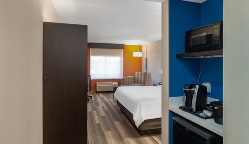 Standard Room, 2 Queen Beds, Roll-in Shower (Communications)