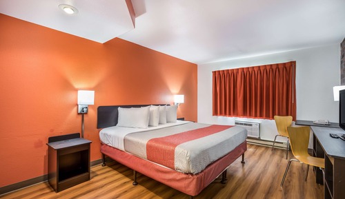 Deluxe Room, 1 Queen Bed, Non Smoking, Refrigerator & Microwave