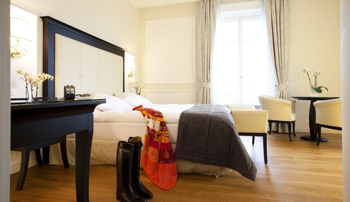 Deluxe Room, 1 Queen Bed, Lake View