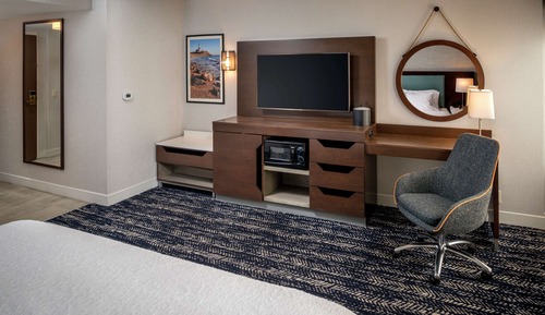Room, 1 King Bed, Accessible, Non Smoking (Roll-in Shower)