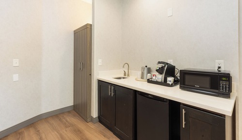 Standard Room, 1 King Bed, Roll-in Shower (Communications Accessible)