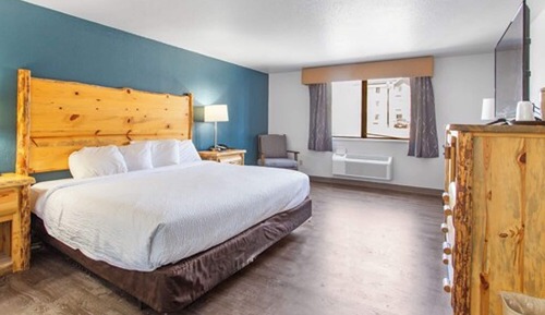 Deluxe Room, 1 King Bed, Non Smoking, Refrigerator & Microwave