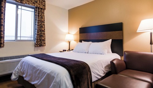 Room, 1 Queen Bed (With Chair)