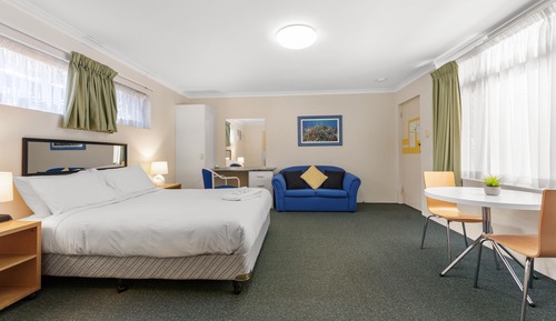 Standard Studio Suite, 1 Queen Bed, Non Smoking, Kitchenette