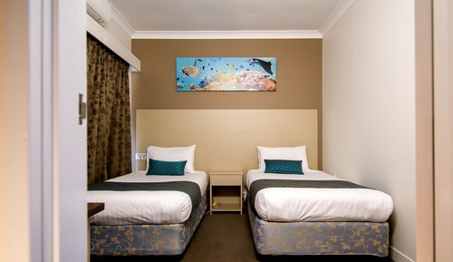 Family Room (1 Queen and 2 Single Beds) 