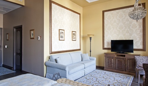 Triple Deluxe Room with Express Unlimited wristband to PortAventura Park & Ferrari Land (2 adults +