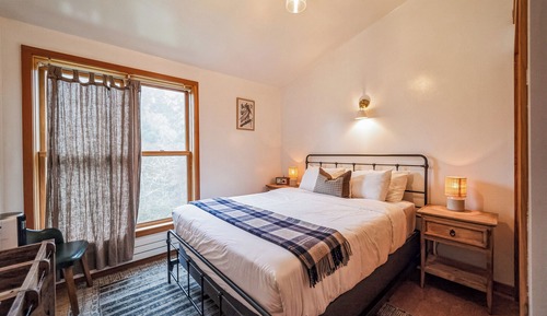 Standard Double Room, 1 Queen Bed, Valley View (Shared bathroom)