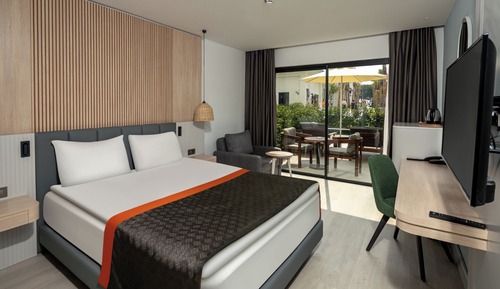 Deluxe Swim Up Family Room