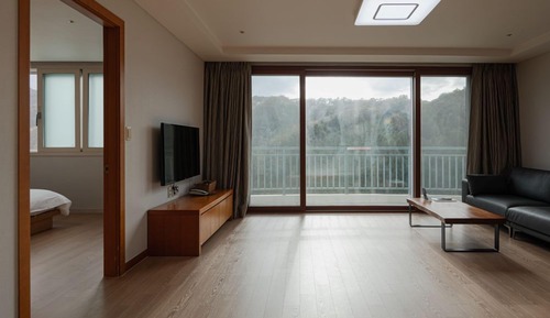 Family Room (A/B type randomly assigned)