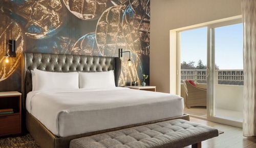 Suite, 1 King Bed, Balcony, River View (Living Area)