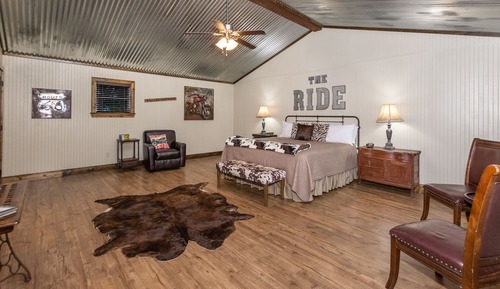 Cottage, Vineyard View (Motorcycle Mania)