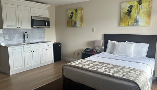 Standard Room, 1 Queen Bed (No Elevator- Upper Floors)