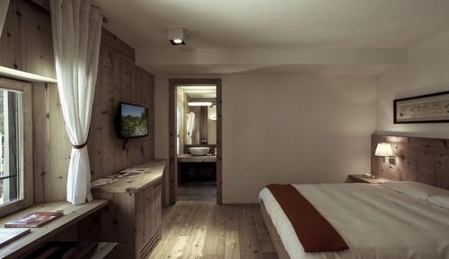 Superior Double Room (Colani Medium)