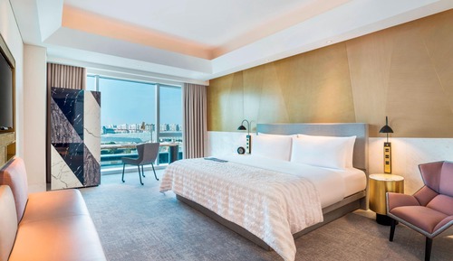 Club Room, 1 King Bed, City View