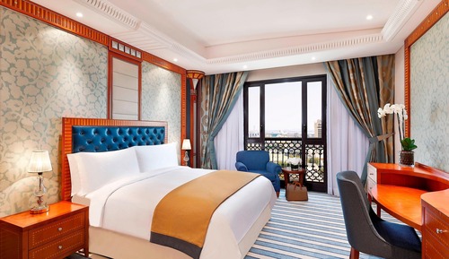 Deluxe Room, 1 King Bed, Non Smoking, Partial Sea View