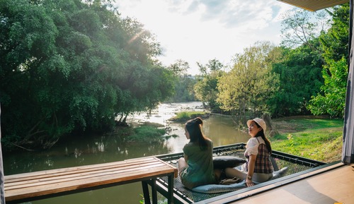 Panoramic Riverside Cabin with Jacuzzi