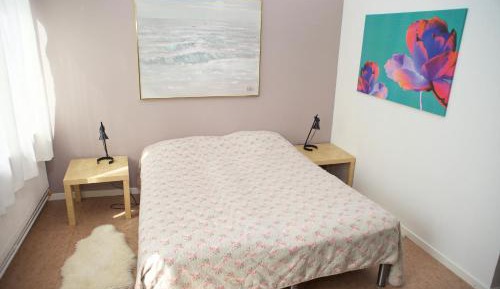 Family Room (6 Adults) with Shared Bathroom