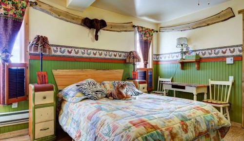 Triple Room with 1 Double Bed and 2 Single Bed with Private Bathroom