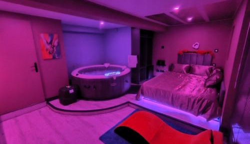 Suite with Hot Tub